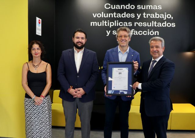 Las oficinas de la Agencia Tributaria de Murcia reciben una distinción por garantizar una atención de calidad a todos los colectivos